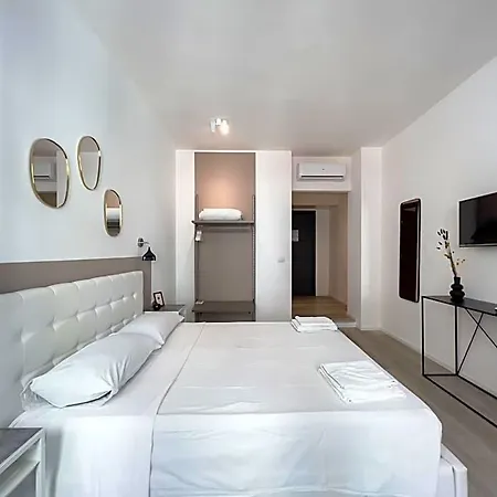 לינה וארוחת בוקר Boutique Four 3*